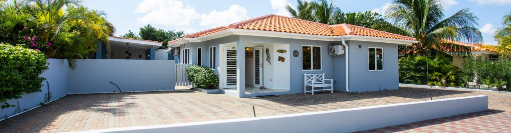 Villa 220 Jan Thiel - Marbella estate is a lovely 3 bedroom/2bathroom villa. Enjoy your own private pool or the large communal swimming pool. Both is possible. A short distance from the lively Jan Thiel is this lovely villa on the secure resort, Marbella Estate.