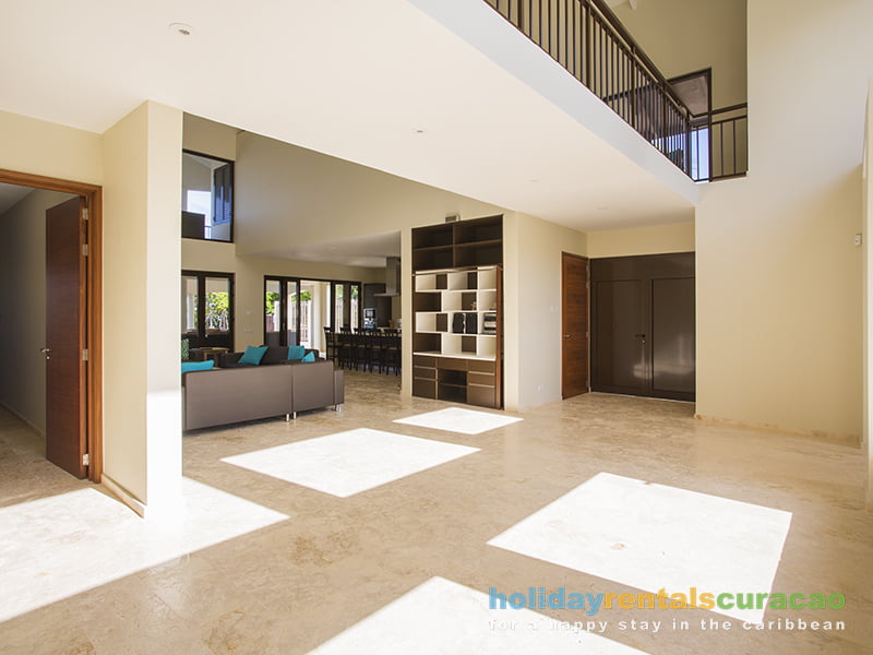 Livingroom with high ceilings