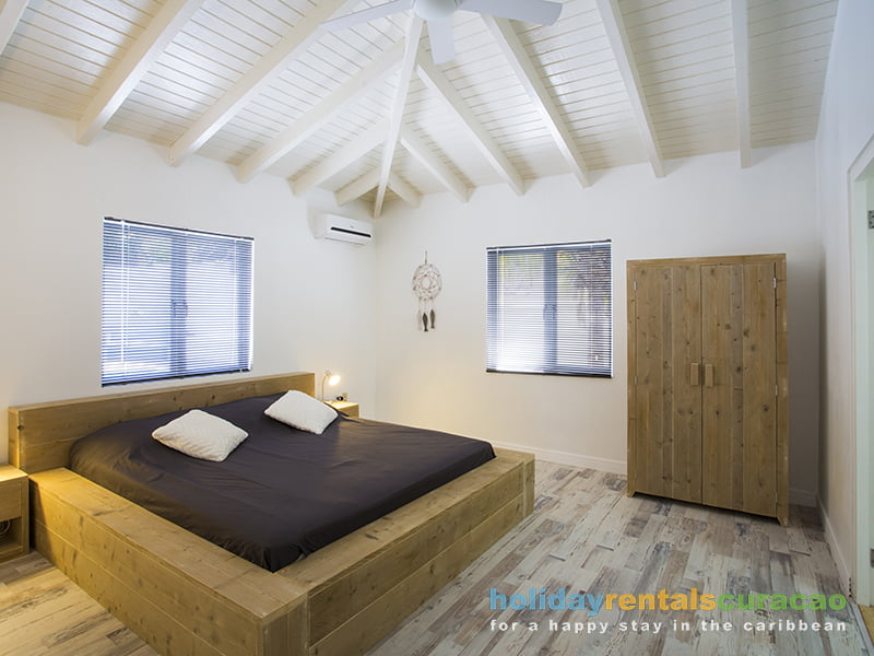 Big masterbedroom with ceiling fan and airconditioning