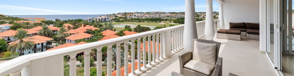 Penthouse 294 Blue Bay is located on the 5th floor and has breathtaking expansive views out to sea and over the Blue Bay Golf and Beach Resort. The penthouse has 3 bedrooms, 3 bathrooms, kitchen and spacious living room with air conditioning.