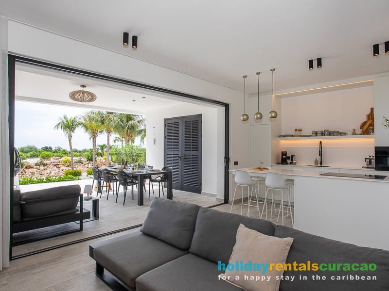 apartment rental with spacious livingroom/porch