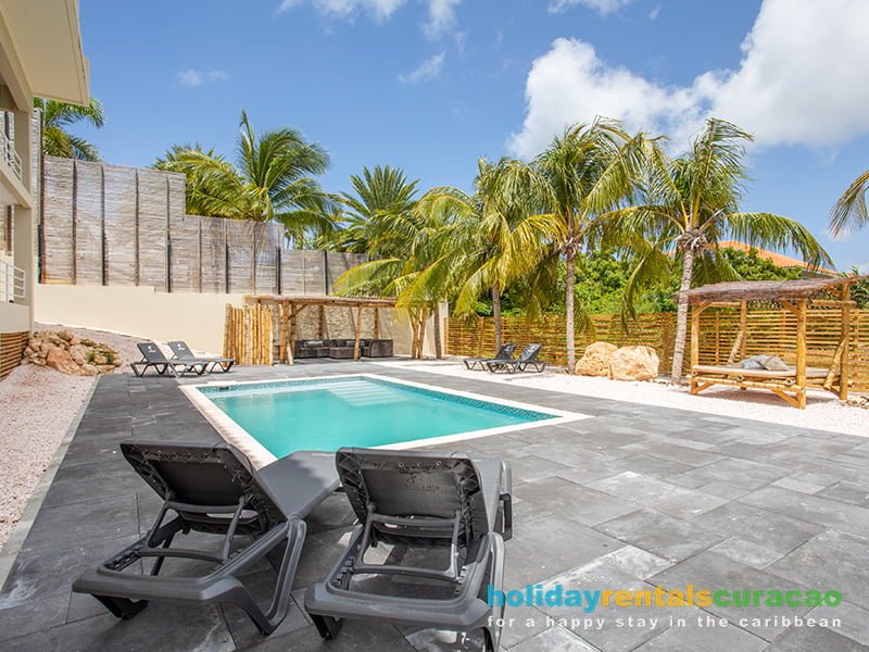 rent an apartment with pool and sunbeds curacao