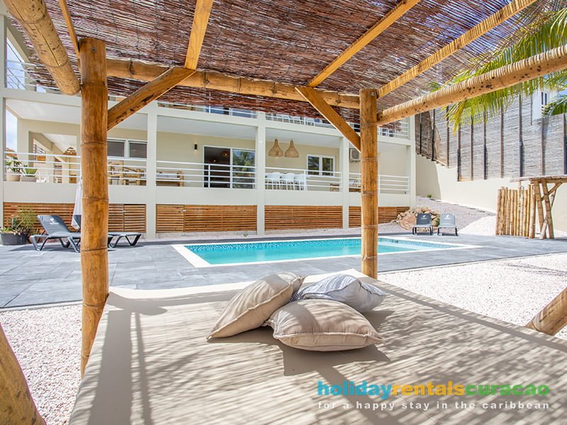 Holidayhome with loungebed by the pool