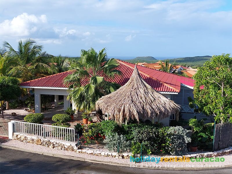 Zij aanzicht van de villa op villapark Fontein Curacao