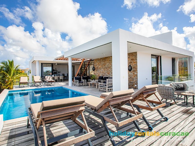 villa rental with pool and sunbeds
