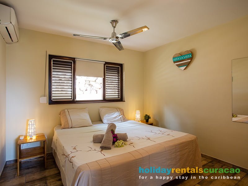 Spacious bedroom with air conditioning and ceiling fan
