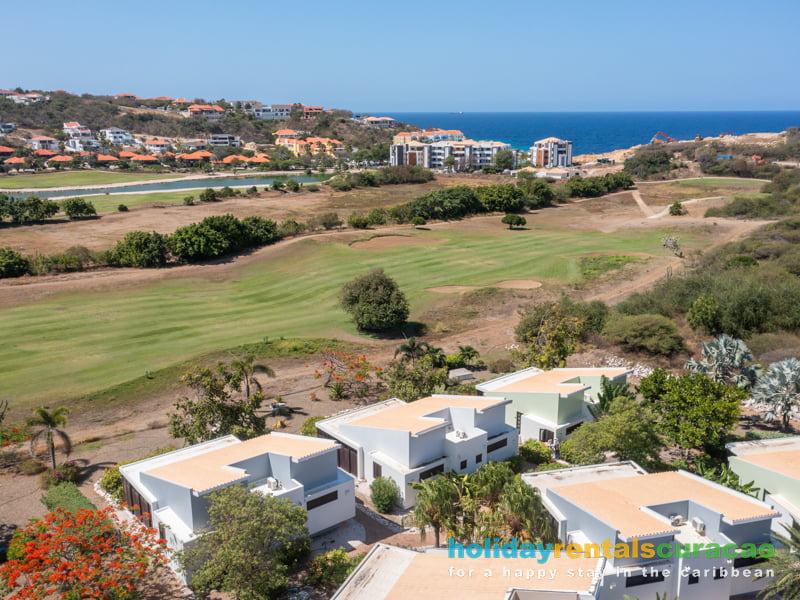 Holiday homes located on the golf course of the blue bay resort Curacao