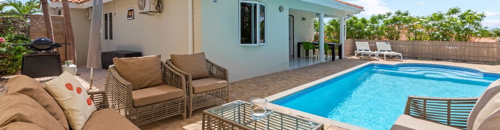 Villa 202 Jan Thiel Marbella Estate is a beautiful villa located on the Marbella Estate Resort, offering a stunning view of the salt pans at the front. At the rear of the villa, you can enjoy plenty of privacy and your own spacious swimming pool (4x7m). This villa is suitable for 6 people.
