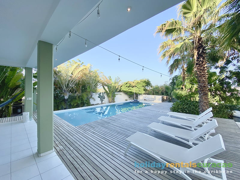 Large pooldeck with sunbeds