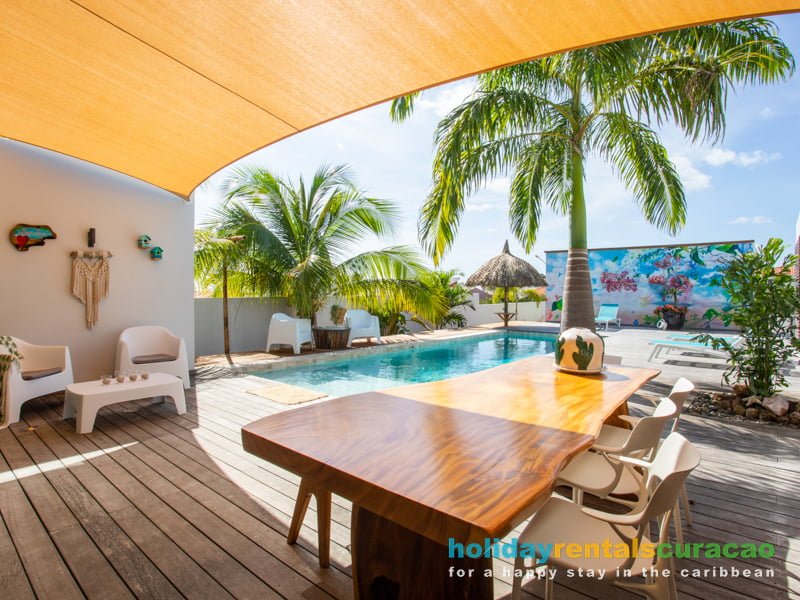 villa jan thiel Curacao swimming pool with sunbeds