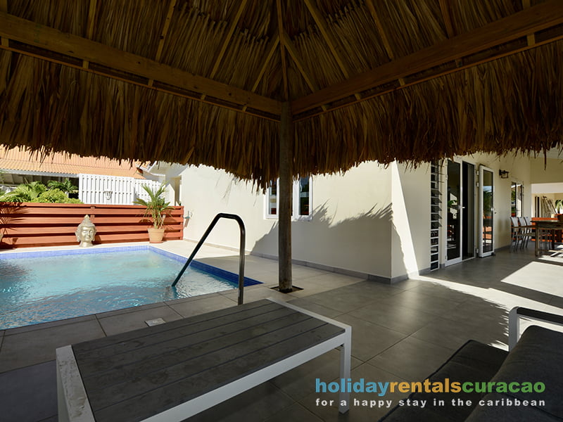 Vakantiehuis met riante porch en zwembad Curacao