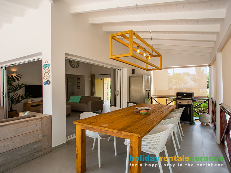 large diningtable at the porch